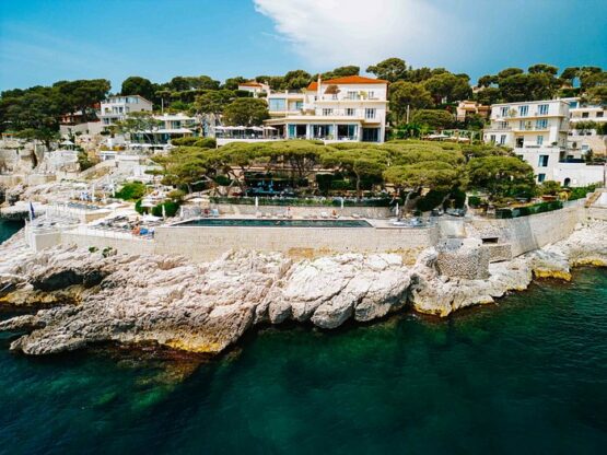 Vue extérieure de l'Hôtel Les Roches Blanches à Cassis - Luxe et charme méditerranéen