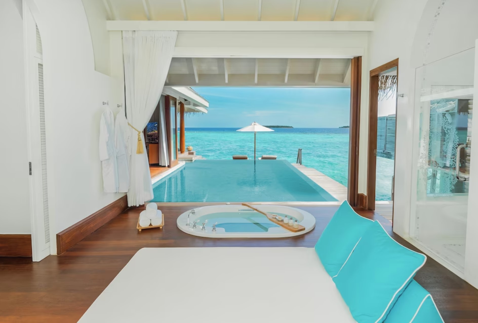 Anantara Kihavah Villas avec piscine a débordement privée sur la mer