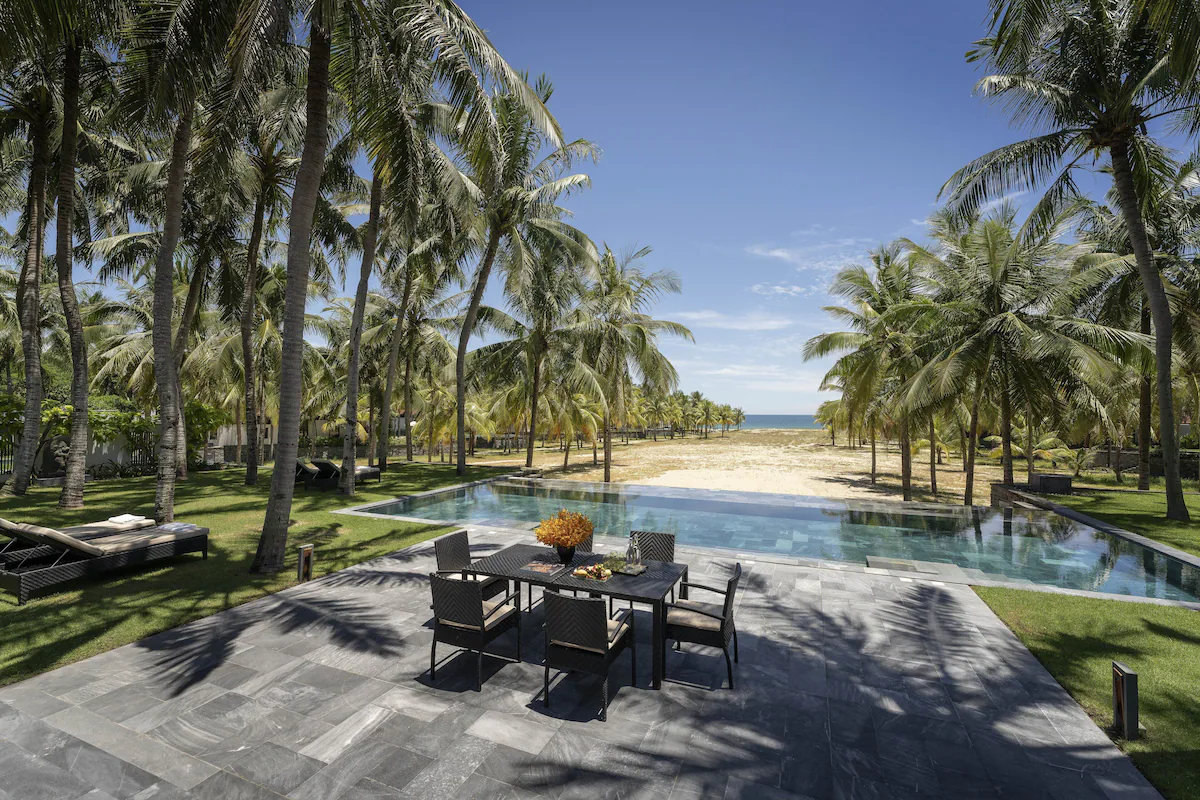 Four Seasons Resort The Nam Hai piscine a debordement sur la plage