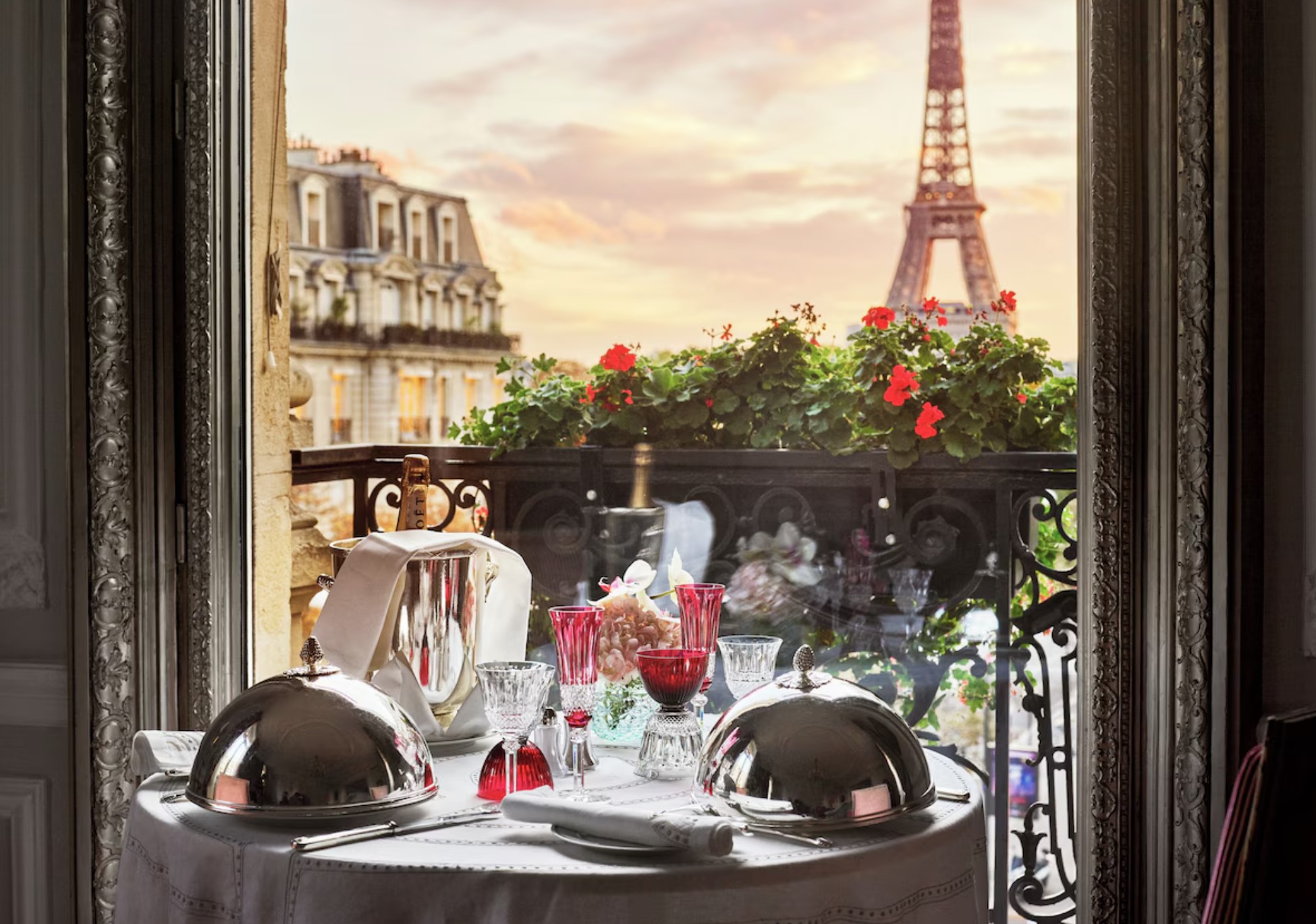 Hôtel Plaza Athénée avec jacuzzi privatif dans la chambre avec vue sur la tour eiffel