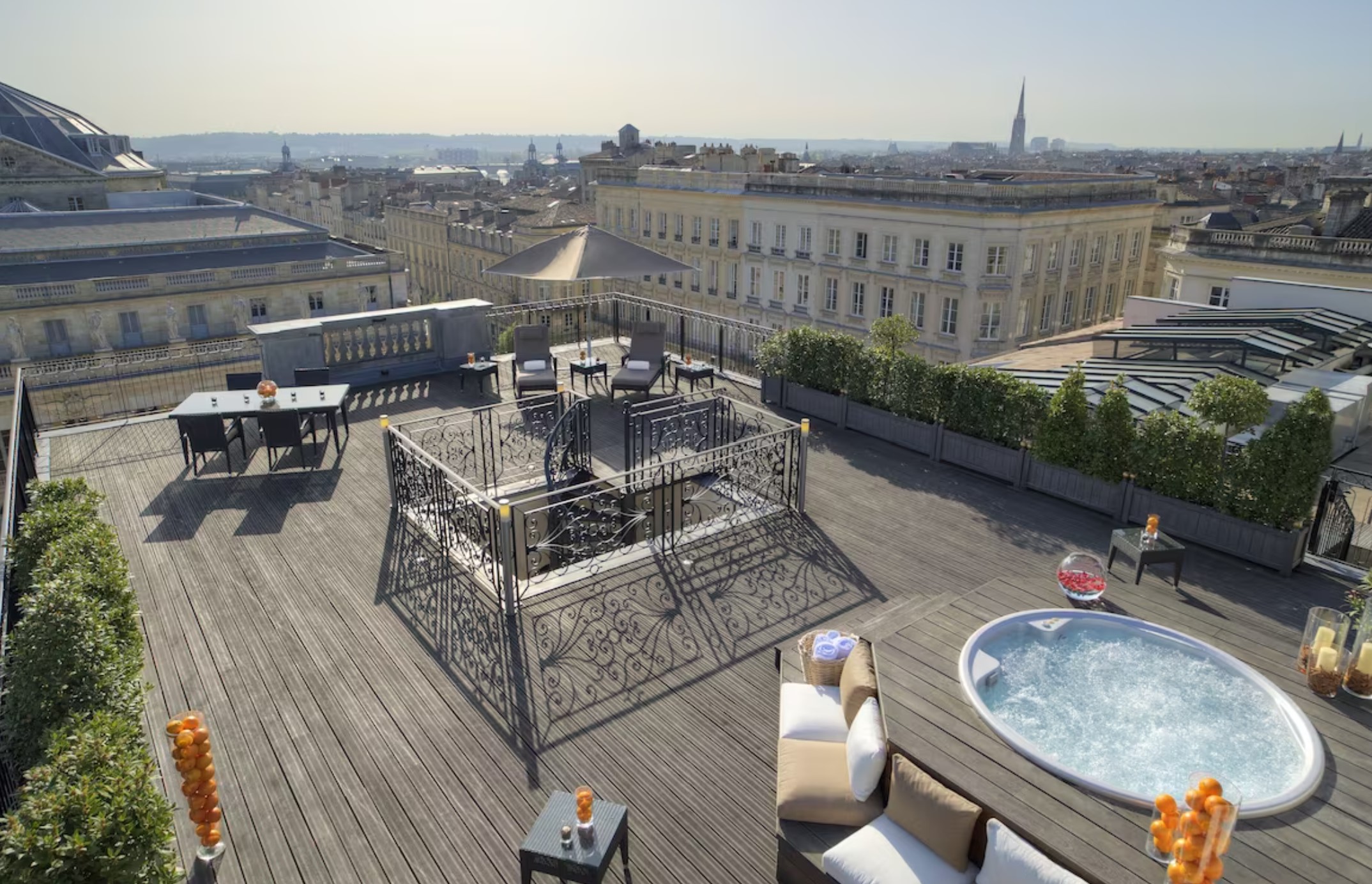 suite royal de l InterContinental a Bordeaux avec jacuzzi privatif