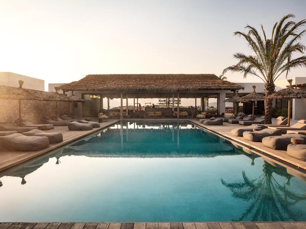 Le spa de l'hôtel OKU Kos avec lumière tamisée et décoration en pierre naturelle