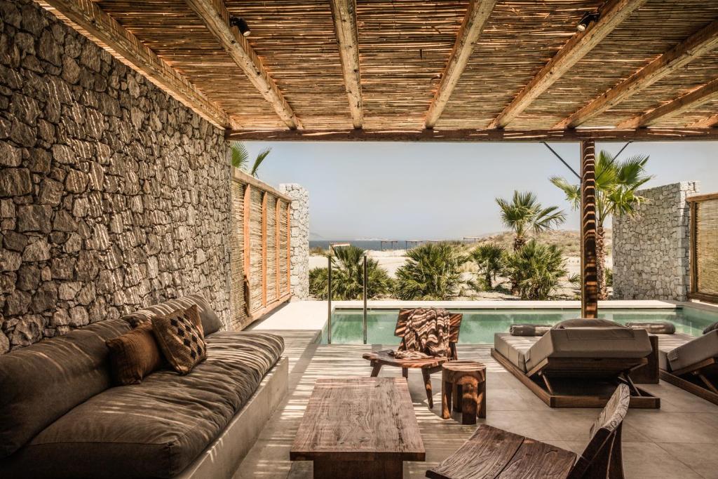 Vue aérienne de l'hôtel OKU Kos en bord de mer avec piscine principale au premier plan Vue aérienne de l'hôtel OKU Kos en bord de mer avec piscine principale au premier plan