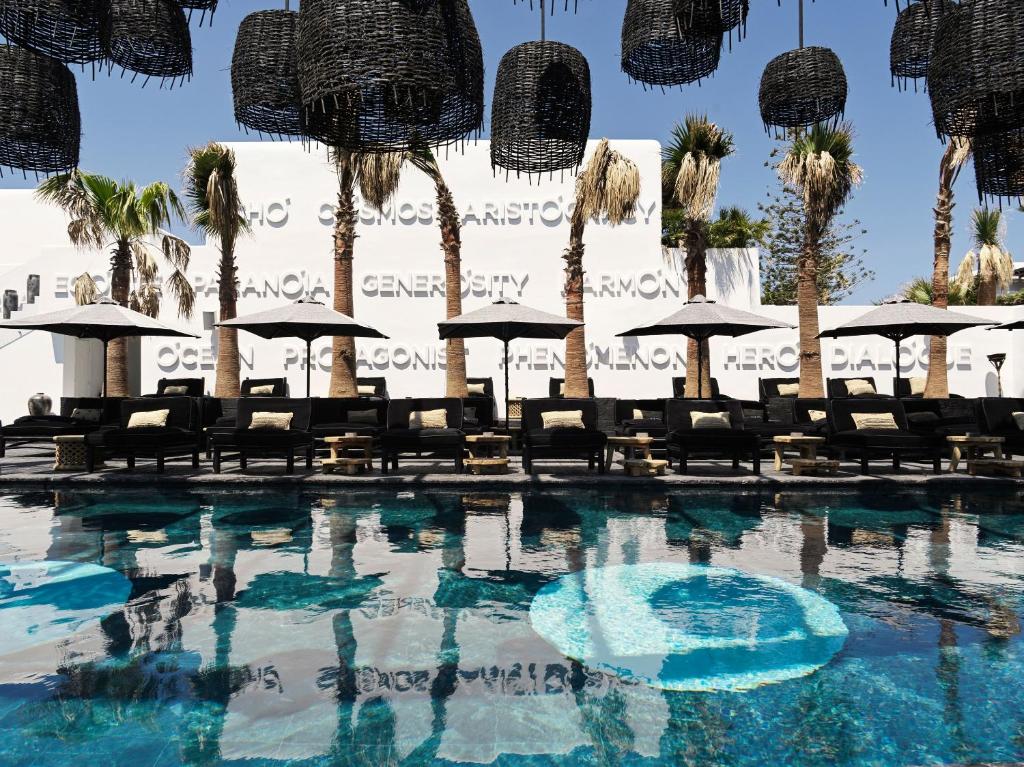 Piscine extérieure et bar lounge avec vue sur la mer