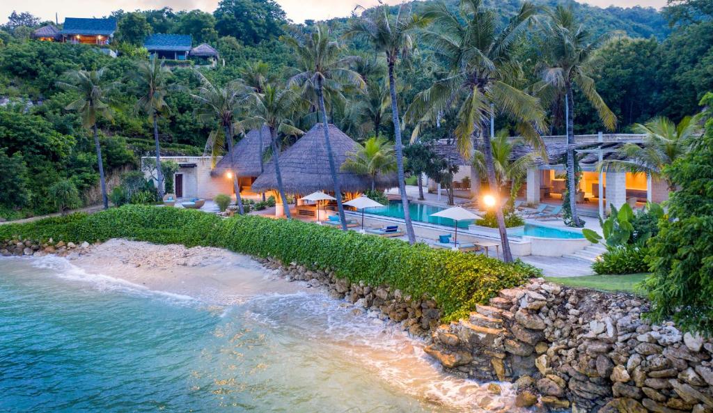 Vue aérienne du Semaya Beach Resort avec sa plage privée et ses piscines turquoises Vue aérienne du Semaya Beach Resort avec sa plage privée et ses piscines turquoises