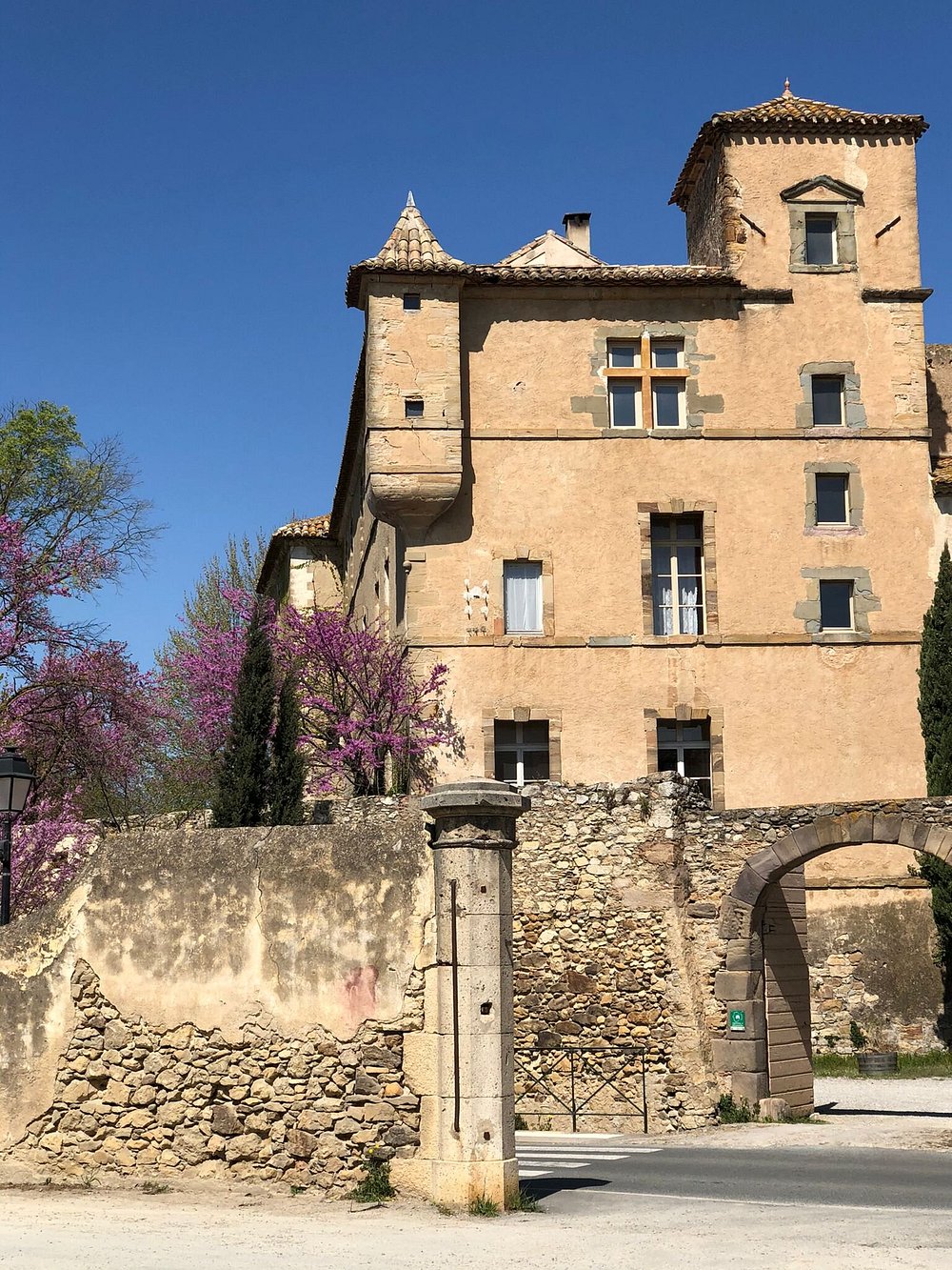 l-entree-du-chateau-de luc