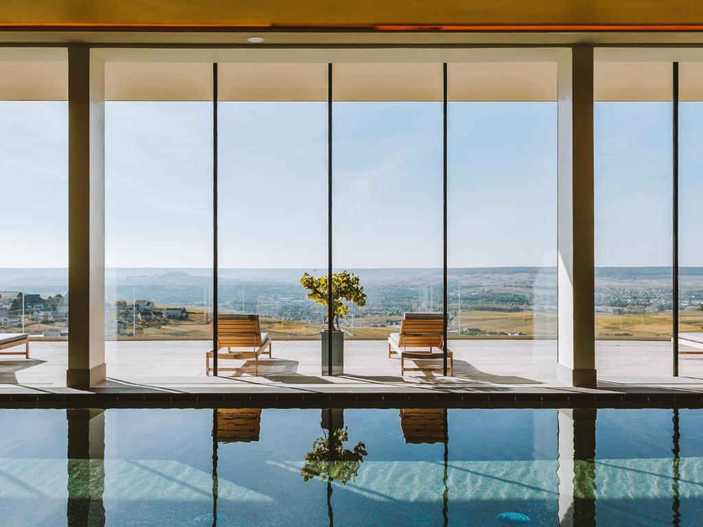 Intérieur du spa avec piscine et espaces de détente