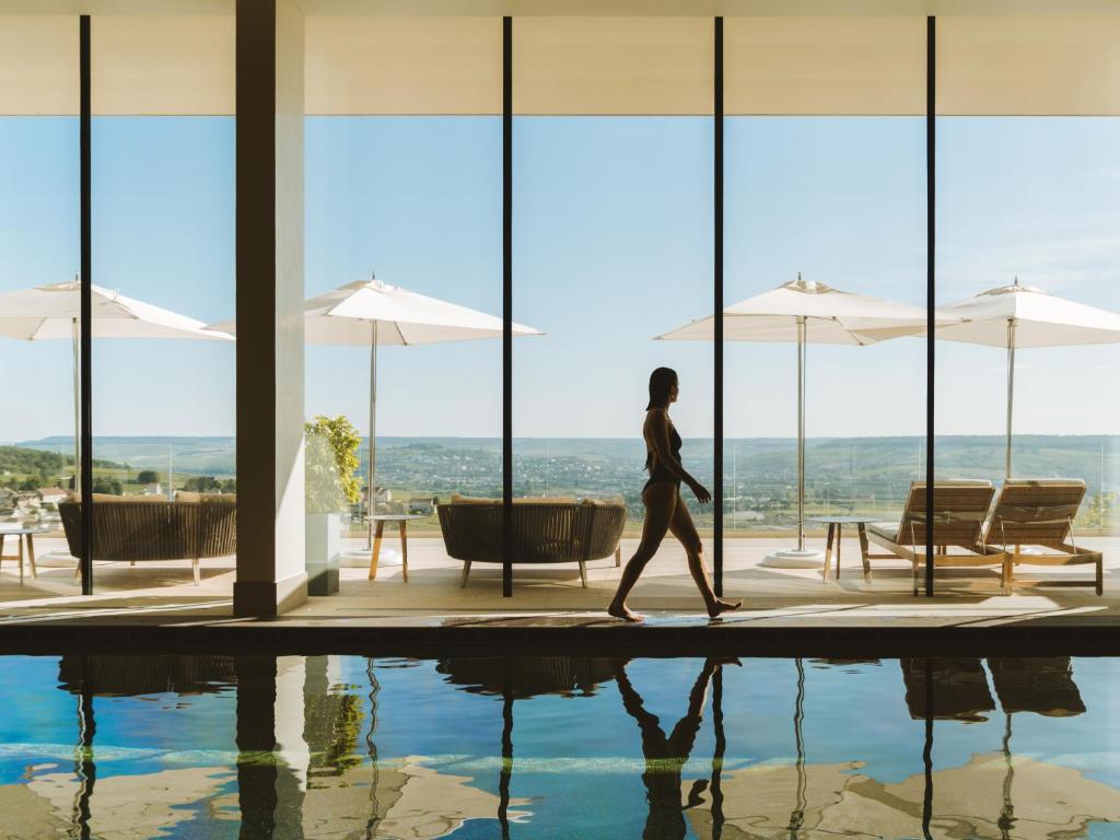 Vue aérienne du Royal Champagne Hotel & Spa entouré de vignobles