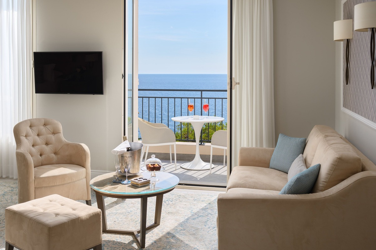 Vue panoramique de l'Hôtel Cap-Estel et sa plage privée