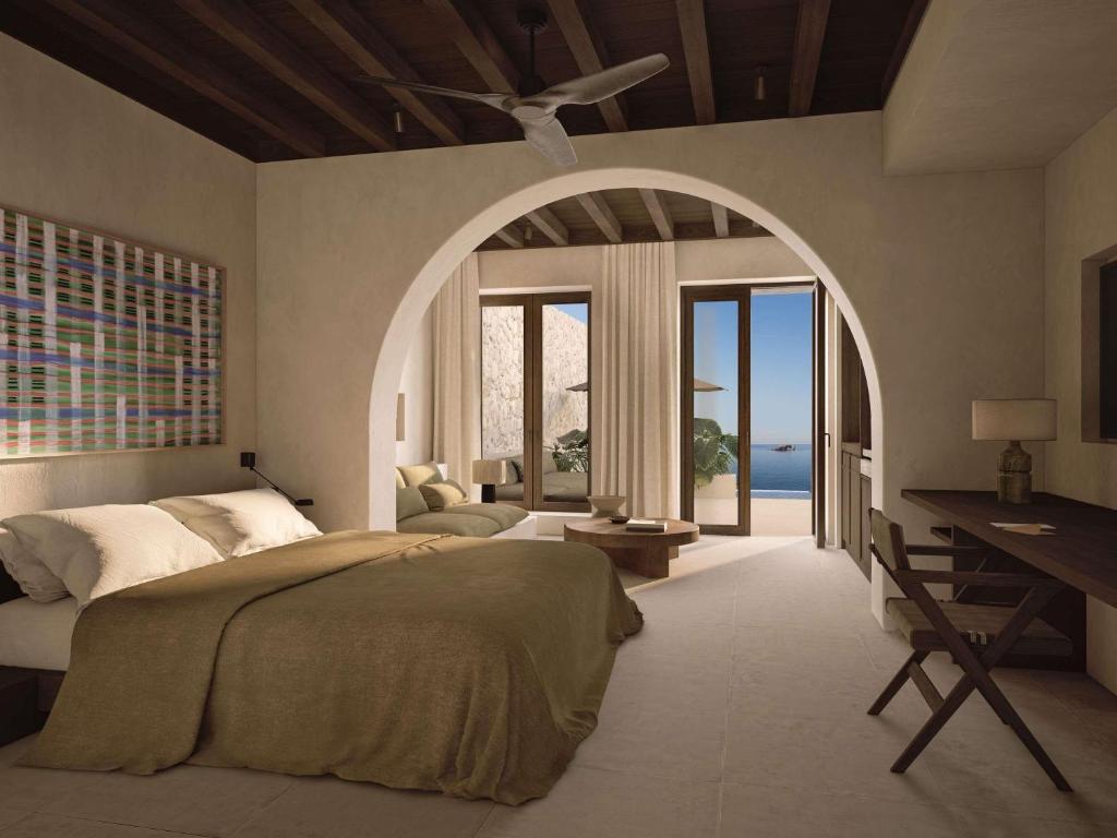 Vue magnifique de la piscine à débordement de l'hôtel Luura - Cliff, Paros.